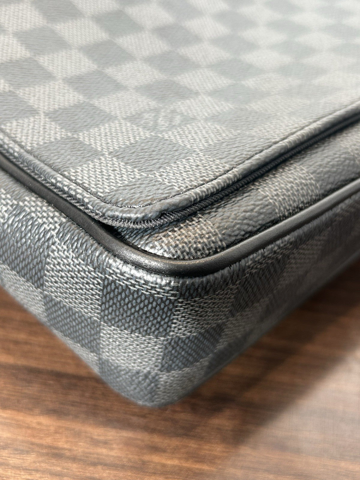 Louis Vuitton District Messenger PM 