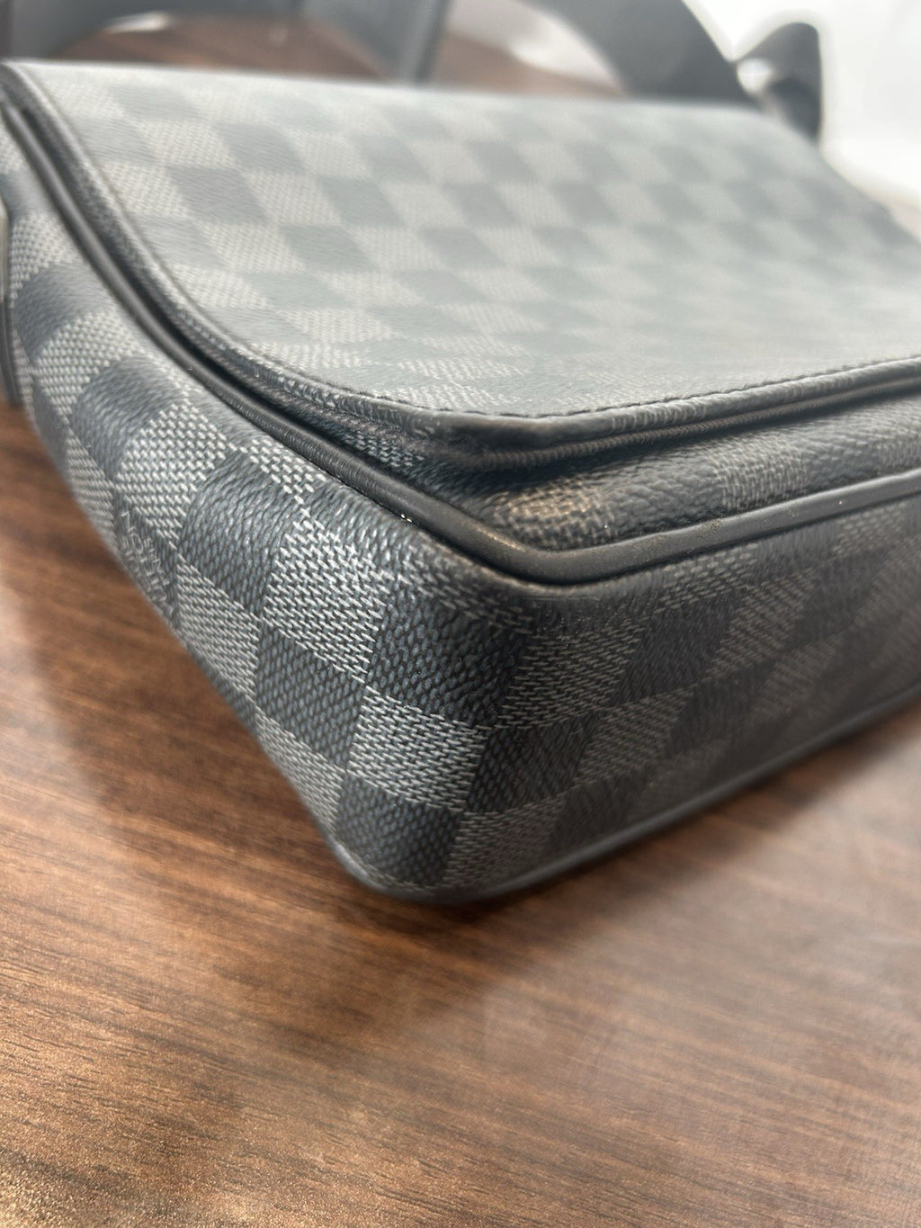 Louis Vuitton District Messenger PM Black