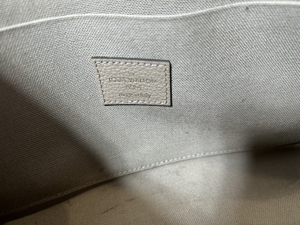 LOUIS VUITTON Empreinte Monogram Giant Felicie Pochette Brume Quartz