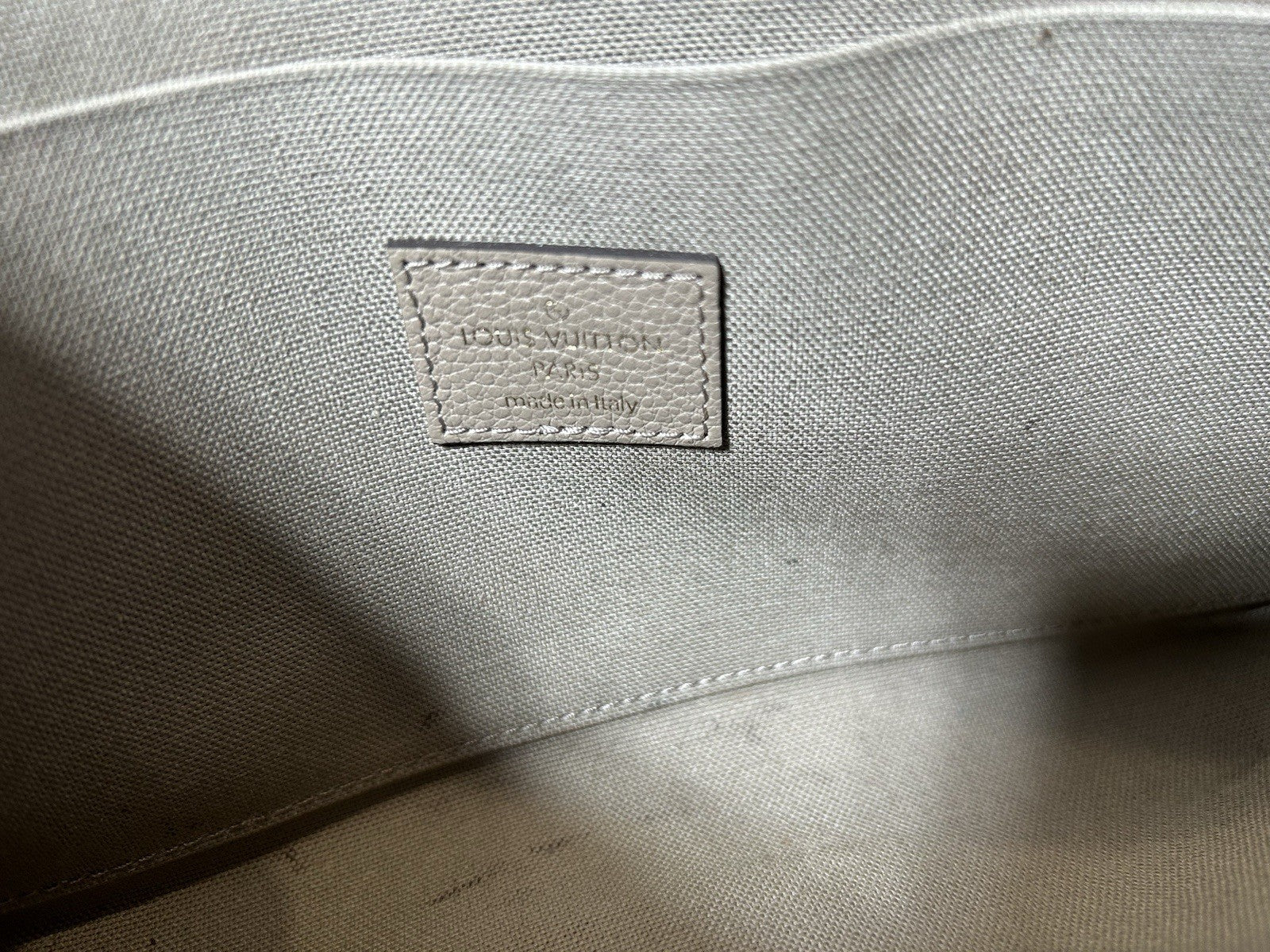 LOUIS VUITTON Empreinte Monogram Giant Felicie Pochette Brume Quartz